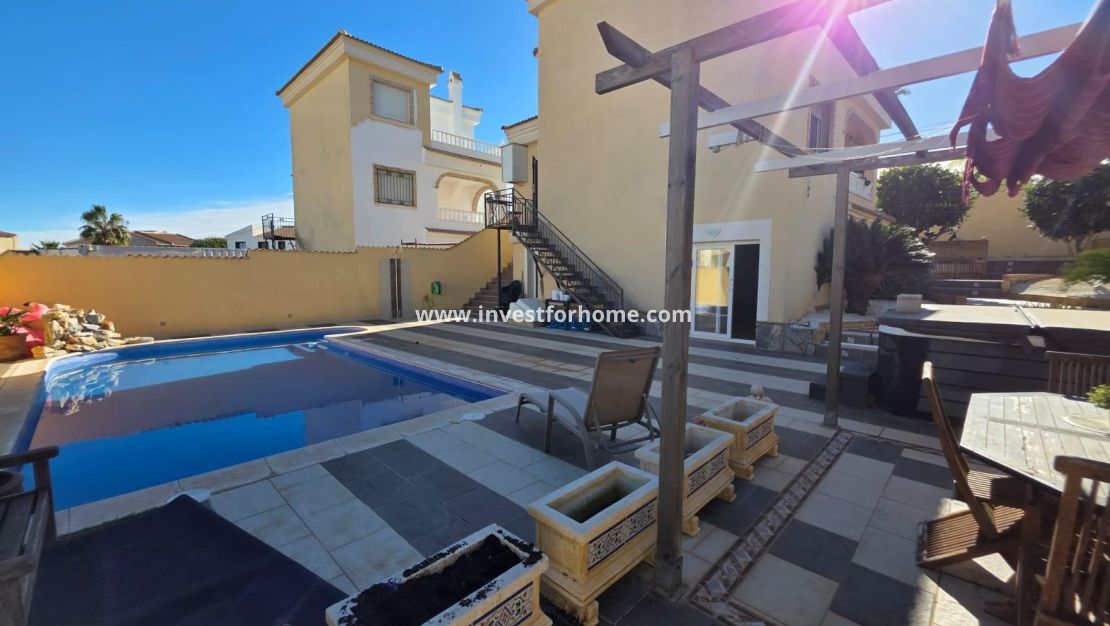 Försäljning - Villa - Orihuela Costa - Villamartín-las Filipinas