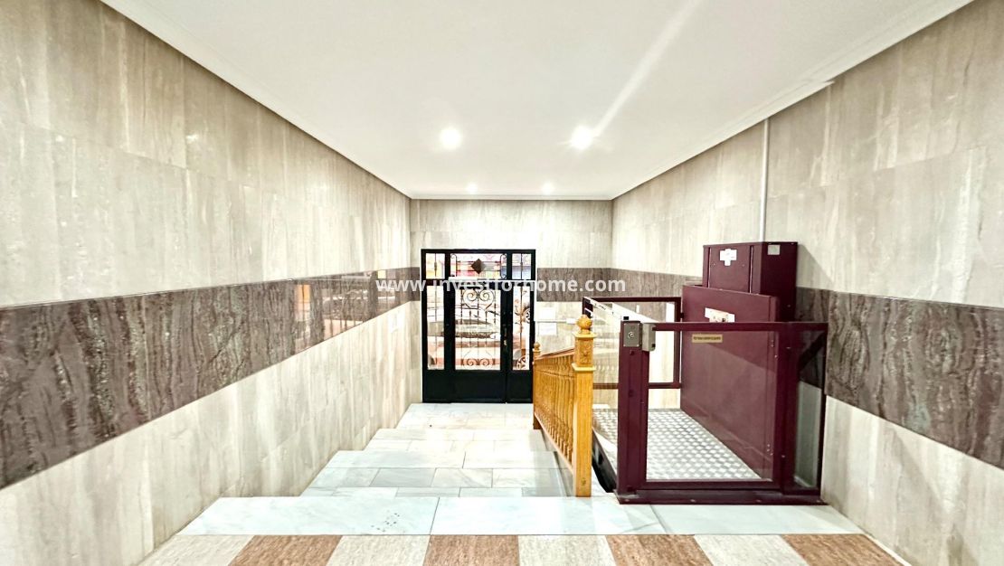 Sale - Apartment - Torrevieja - Centro