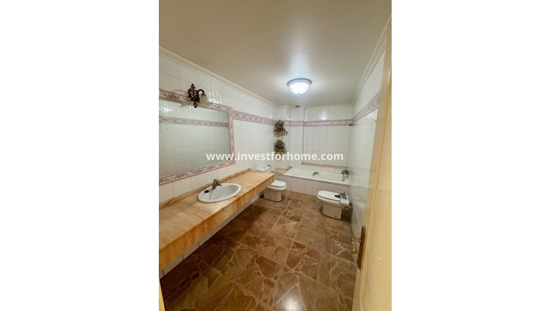 Sale - Apartment - Torrevieja - Centro