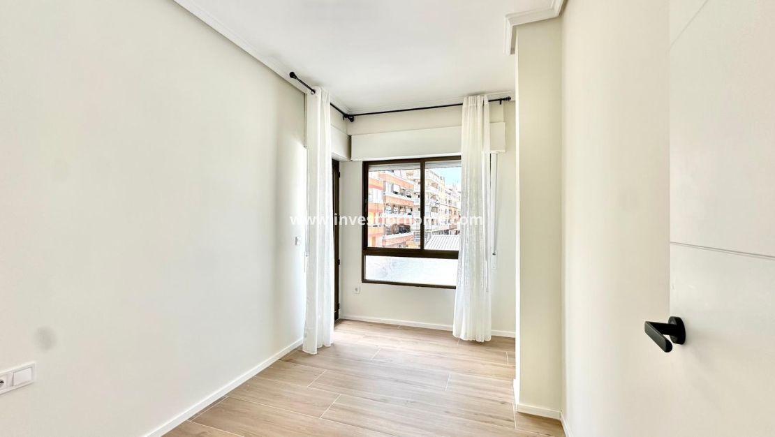Sale - Apartment - Torrevieja - Centro