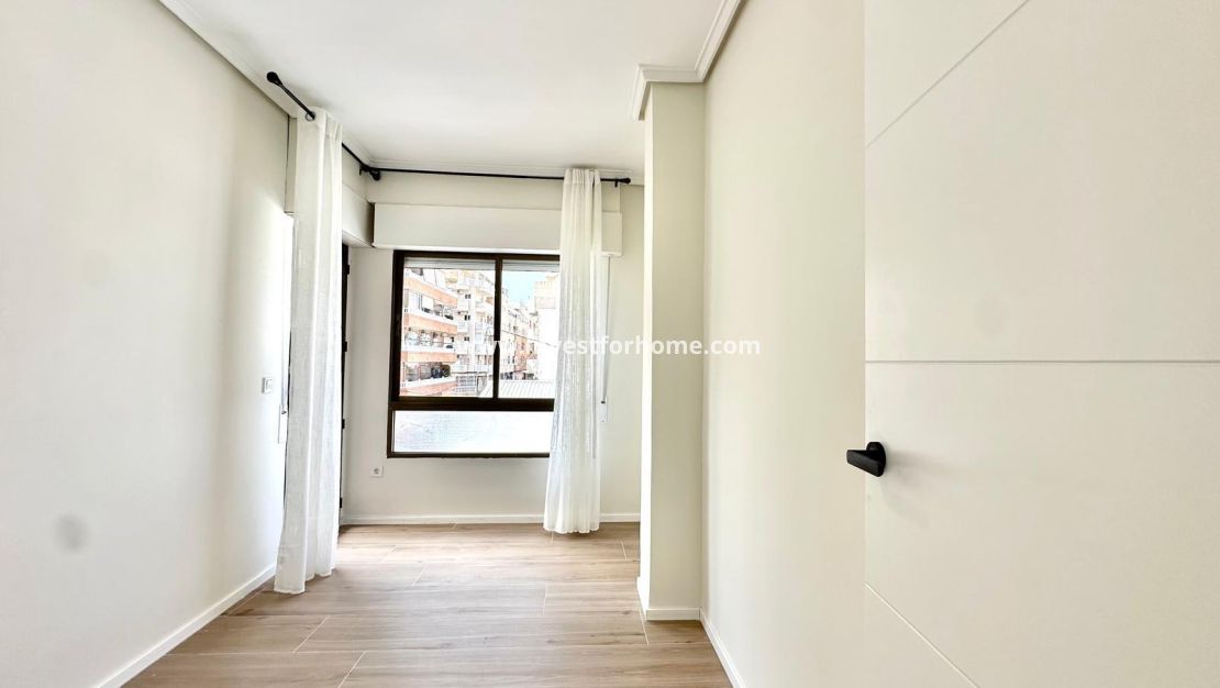 Sale - Apartment - Torrevieja - Centro
