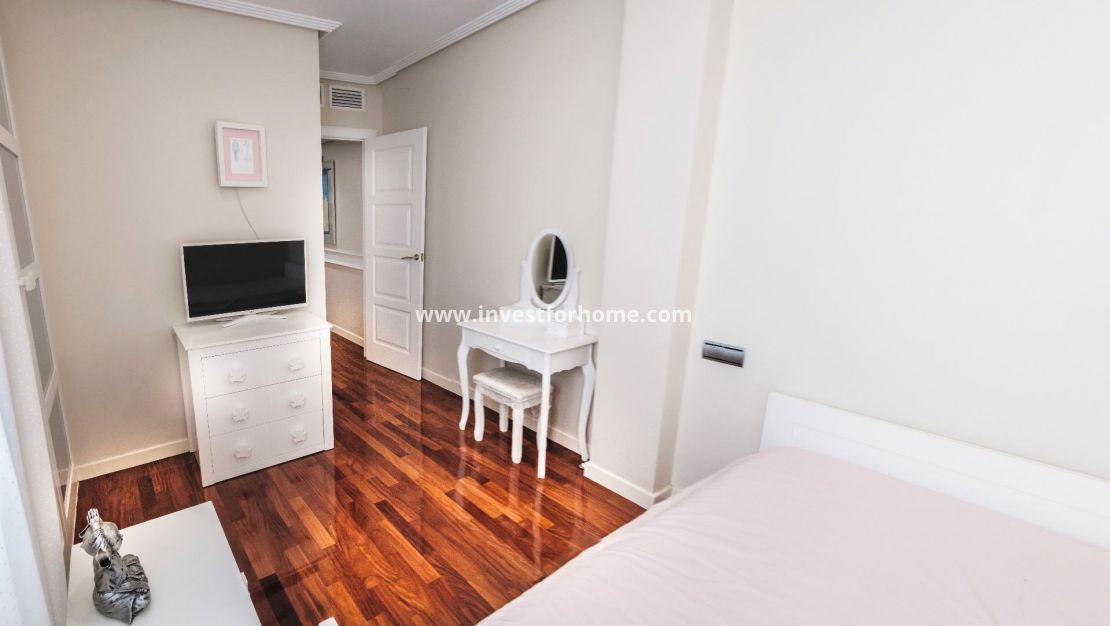 Sale - Apartment - Torrevieja - Centro