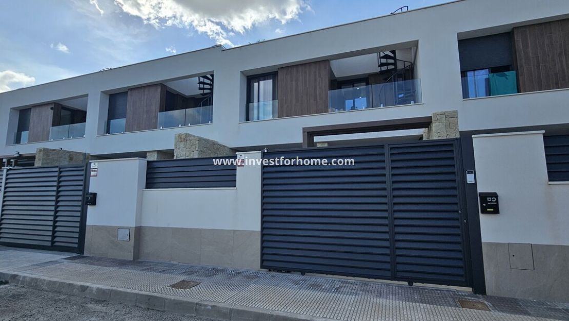 Sale - Villa - Dolores - Sector 4
