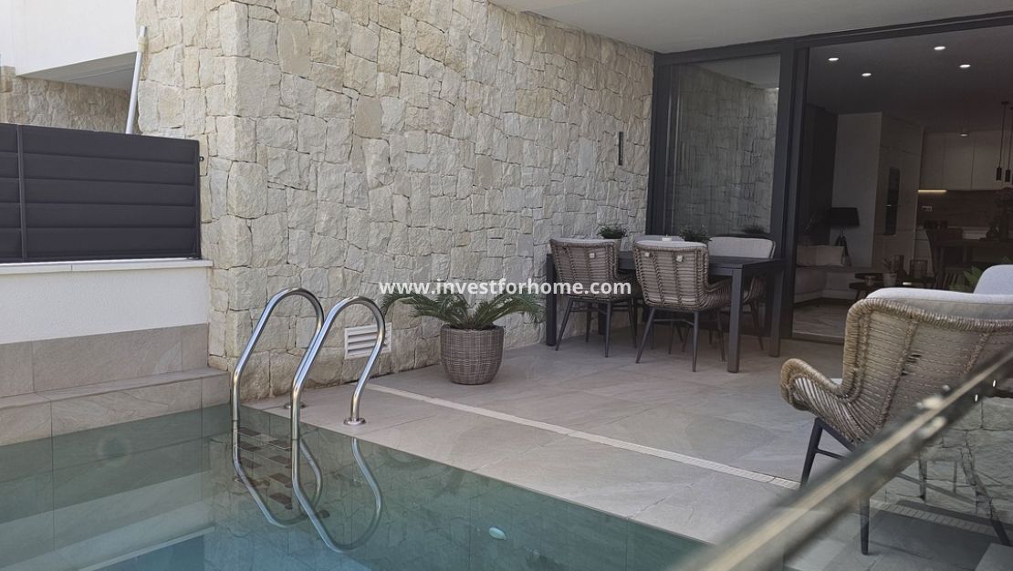 Sale - Villa - Dolores - Sector 4