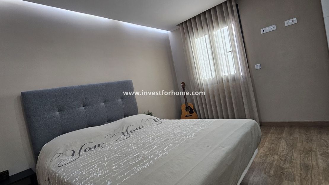 Sale - Villa - Dolores - Sector 4