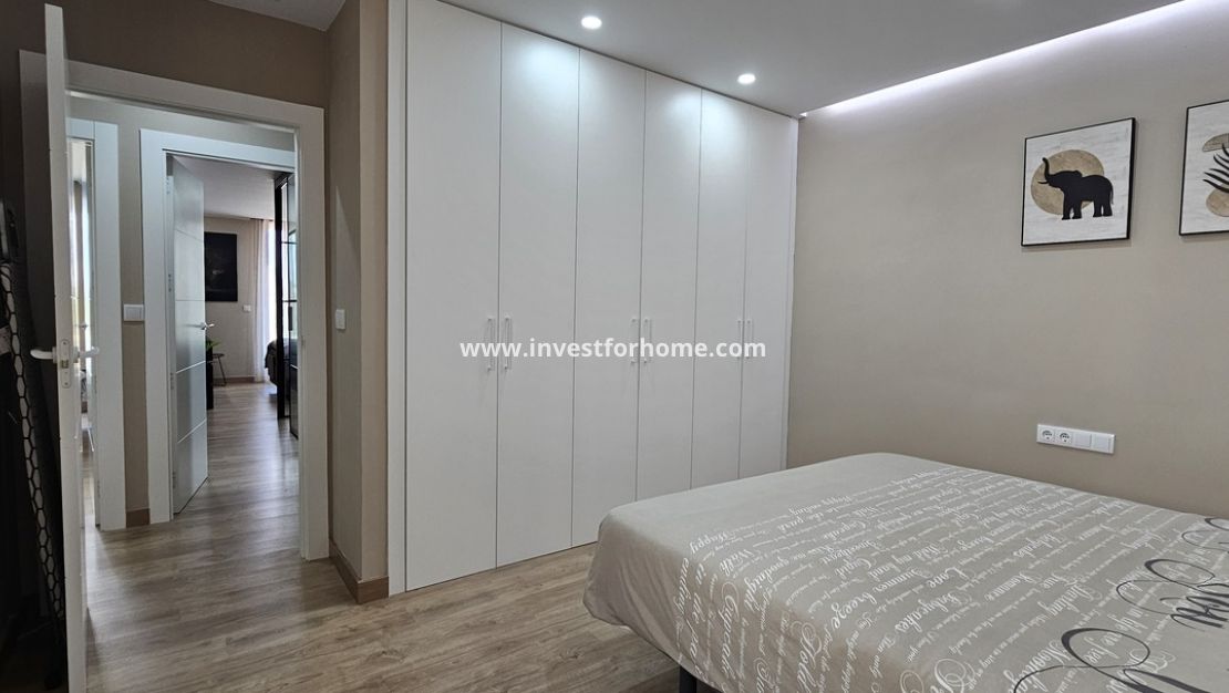 Sale - Villa - Dolores - Sector 4