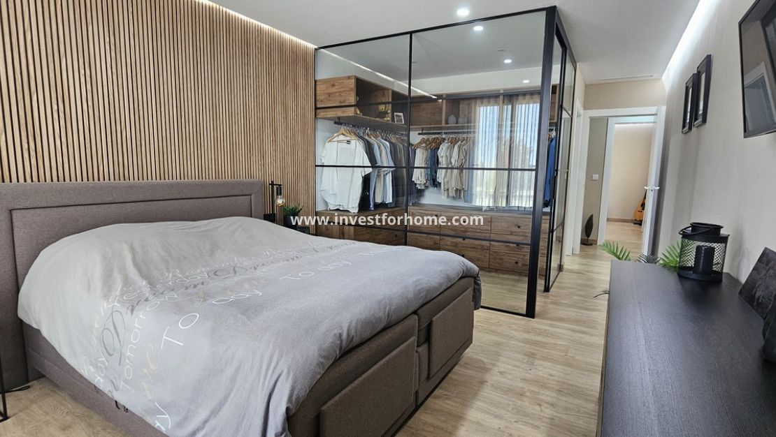 Sale - Villa - Dolores - Sector 4