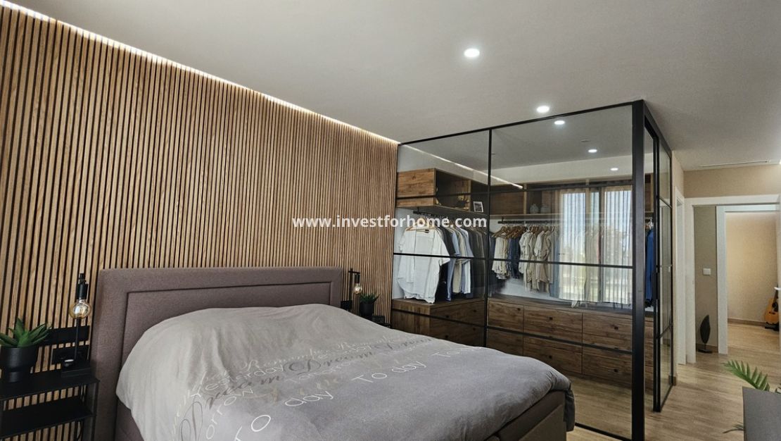 Sale - Villa - Dolores - Sector 4