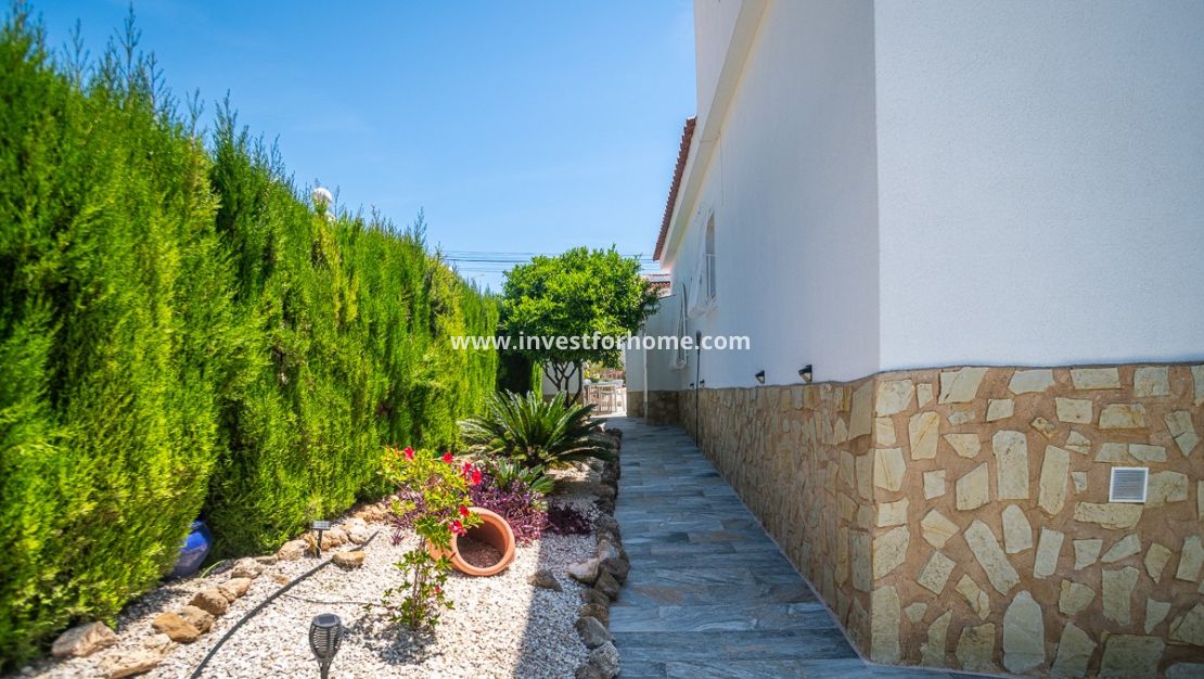Sale - Villa - La Marina - Costa Blanca
