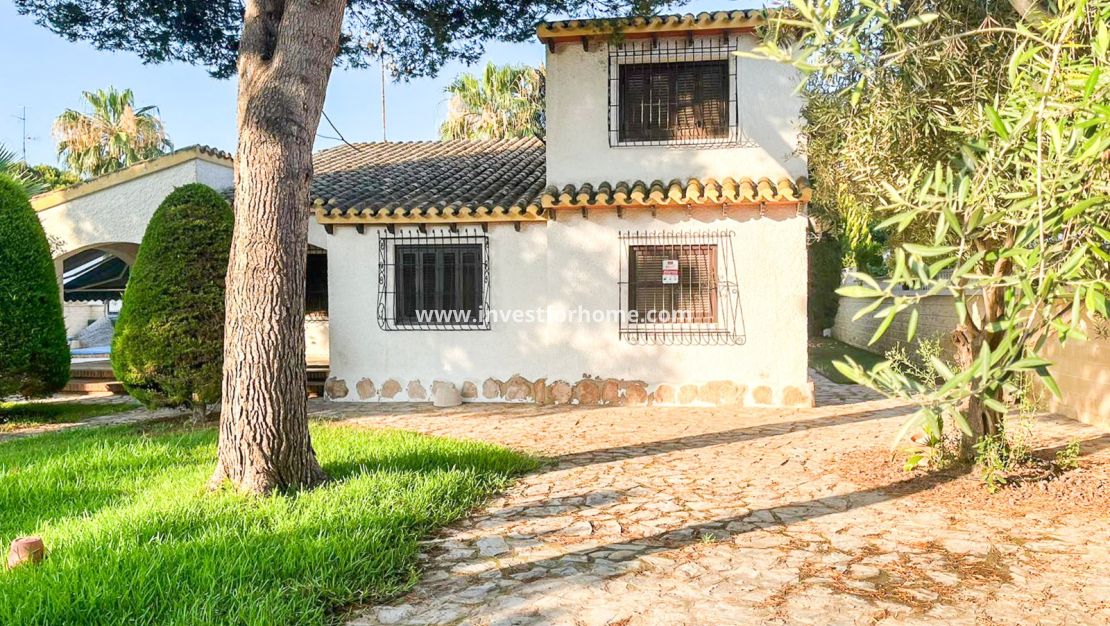 Sale - Villa - Orihuela Costa - Punta Prima