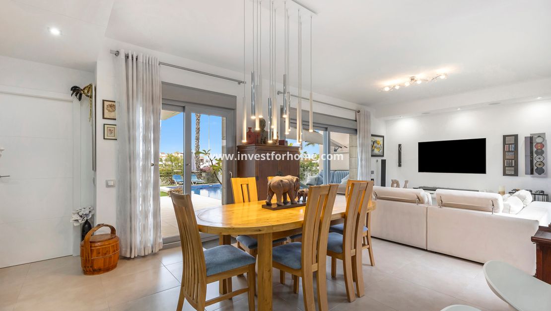 Sale - Villa - Orihuela Costa - Vistabella Golf