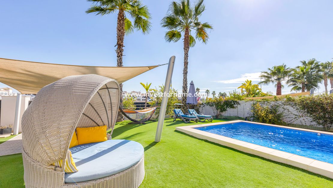 Sale - Villa - Orihuela Costa - Vistabella Golf