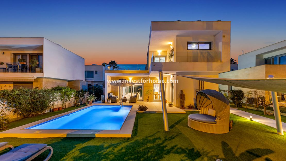 Sale - Villa - Orihuela Costa - Vistabella Golf