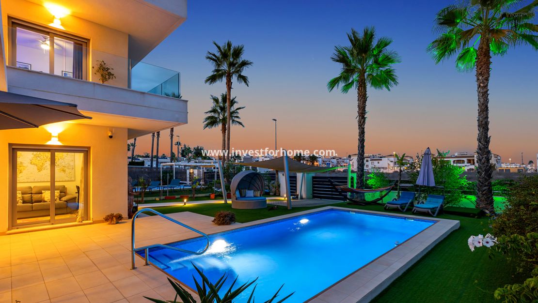 Sale - Villa - Orihuela Costa - Vistabella Golf