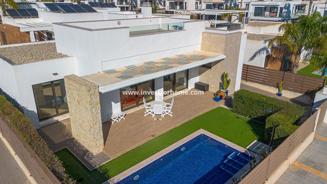 Sale - Villa - Orihuela Costa - Vistabella Golf