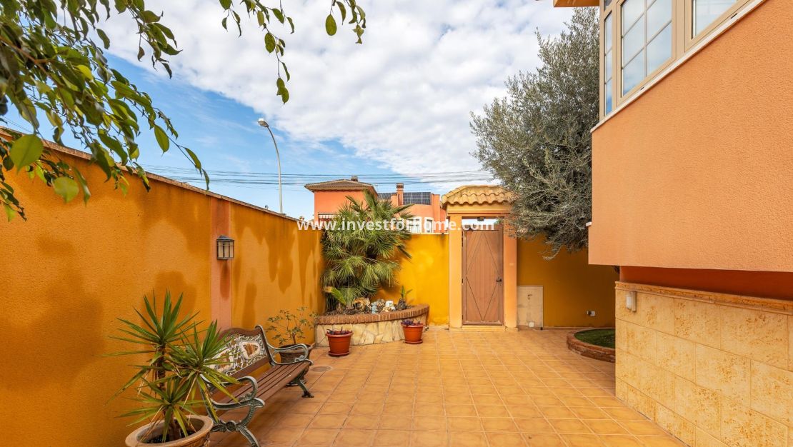 Sale - Villa - Torrevieja - aguas nuevas