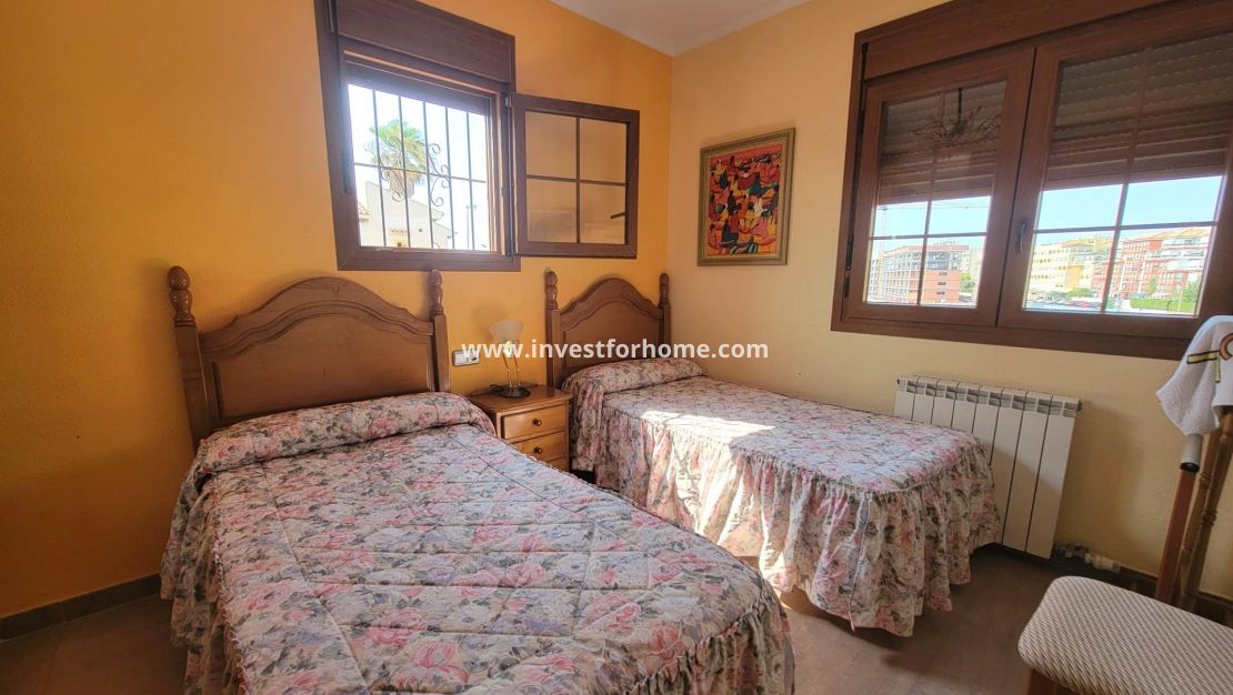 Sale - Villa - Torrevieja - aguas nuevas