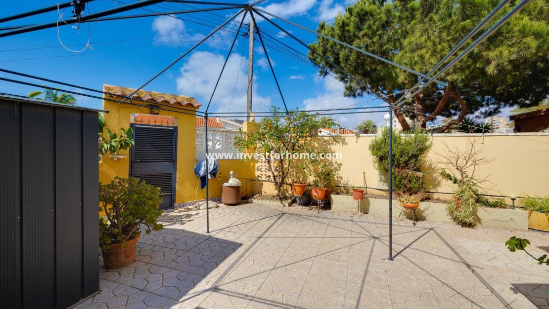 Sale - Villa - Torrevieja - aguas nuevas