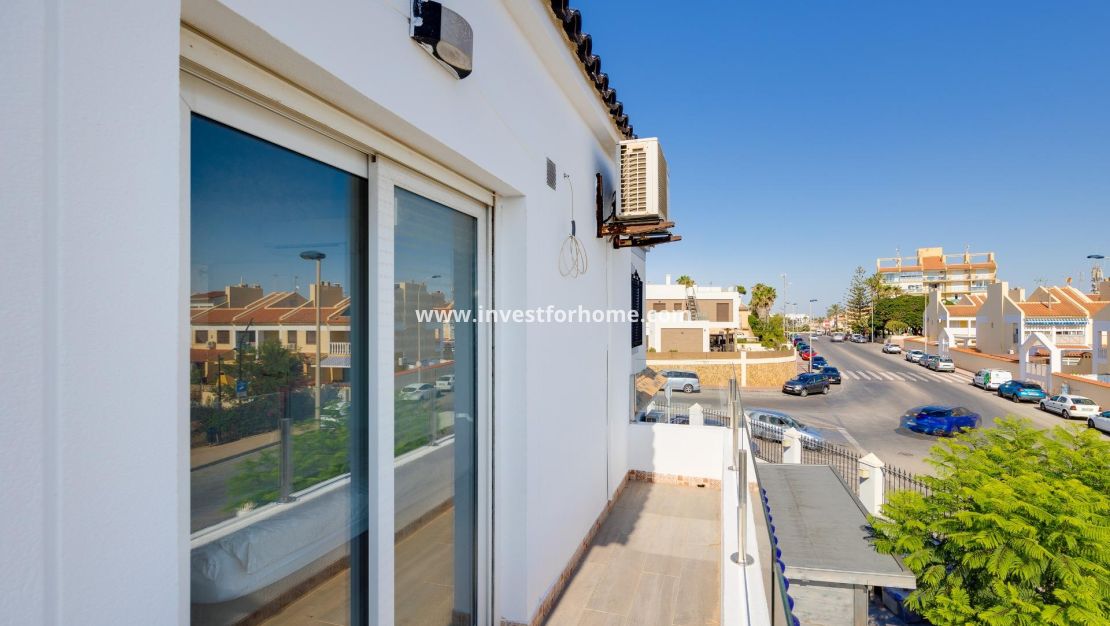 Sale - Villa - Torrevieja - aguas nuevas
