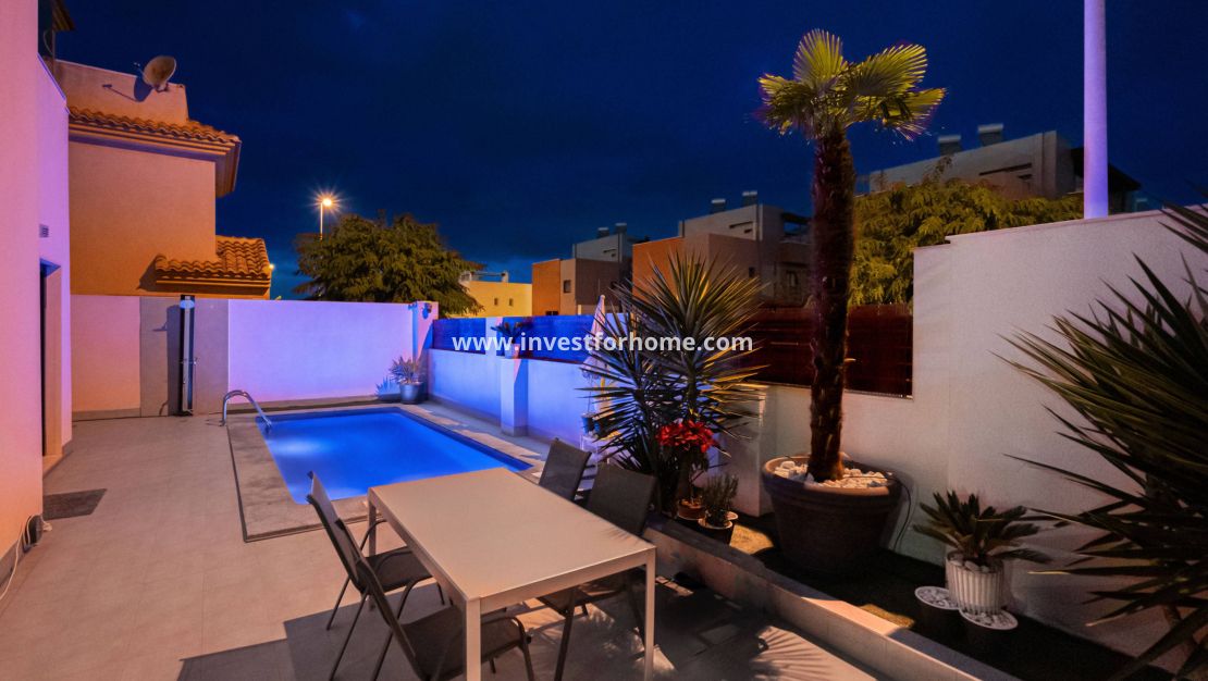 Sale - Villa - Torrevieja - Nueva Torrevieja - Aguas Nuevas