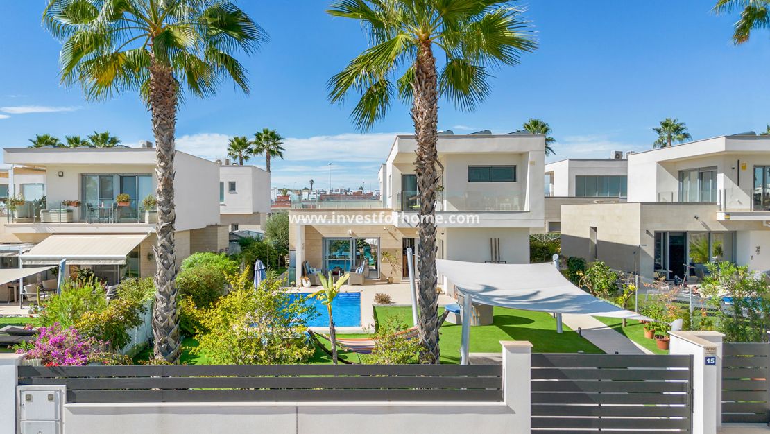 Vente - Villa - Orihuela Costa - Vistabella Golf