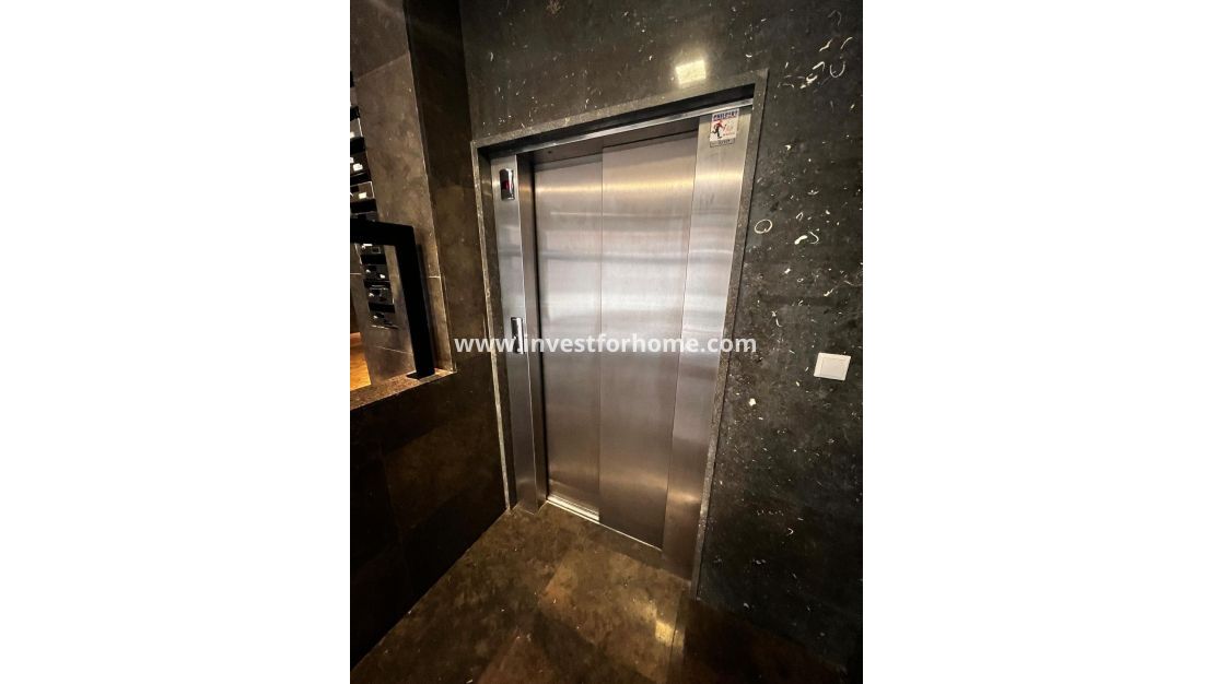 Verkoop - Appartement - Torrevieja - Centro - Muelle Pesquero