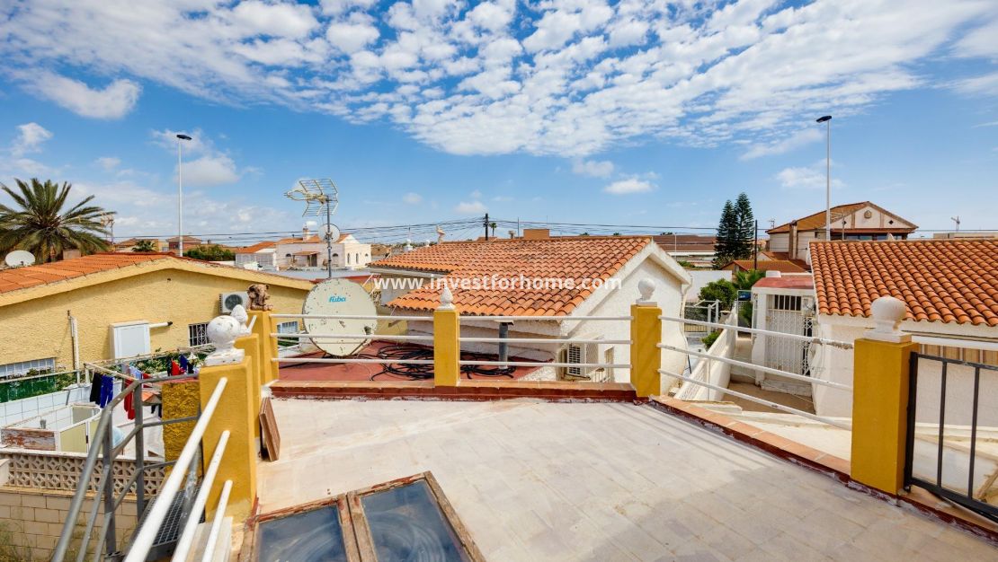 Verkoop - Villa - Torrevieja - aguas nuevas