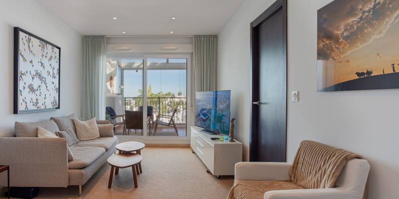 Penthouse te koop in Villamartín met terras en privésolarium.